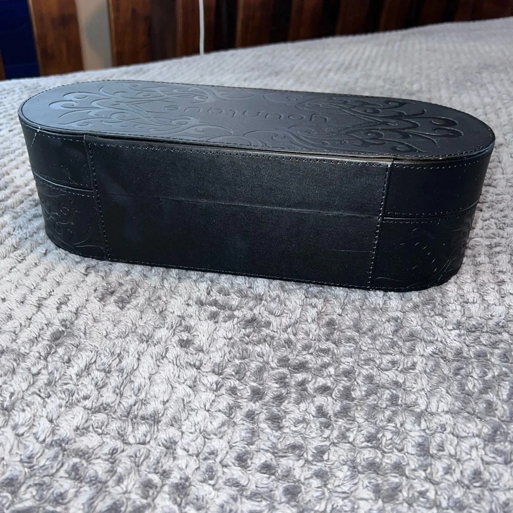YOUNIQUE Presenters Black Makeup Case Box Latch Faux Leather 12” Oval Embossed